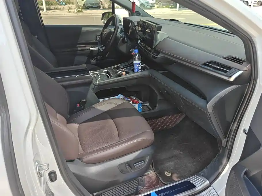 Toyota Sienna — миниатюра 8