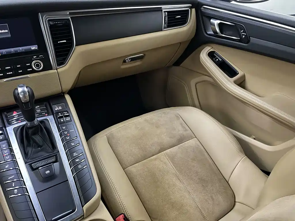 PORSCHE MACAN