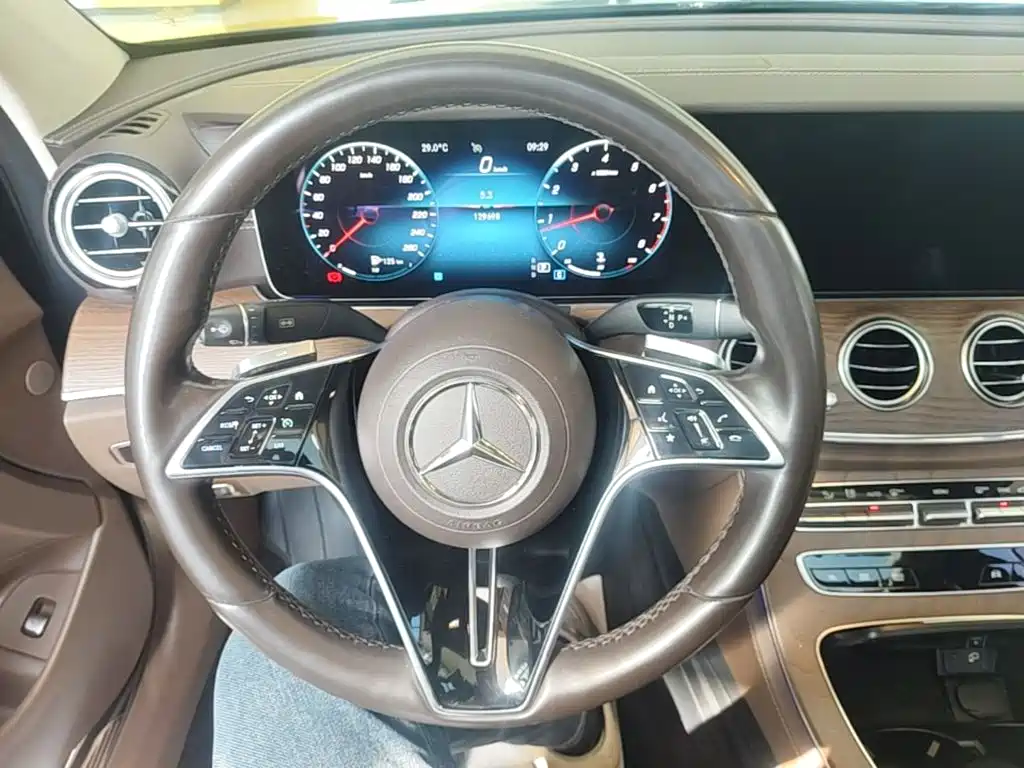 Mercedes-Benz E-Class — миниатюра 11