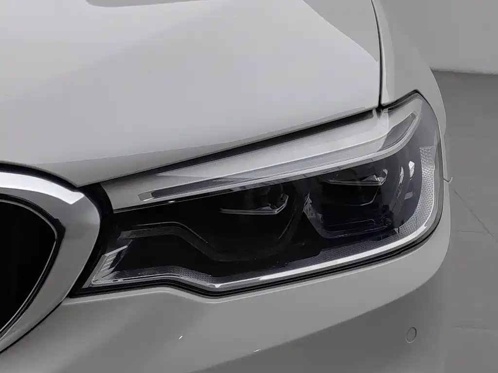 BMW 5 Series — миниатюра 7