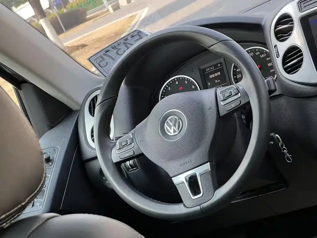 VOLKSWAGEN TIGUAN