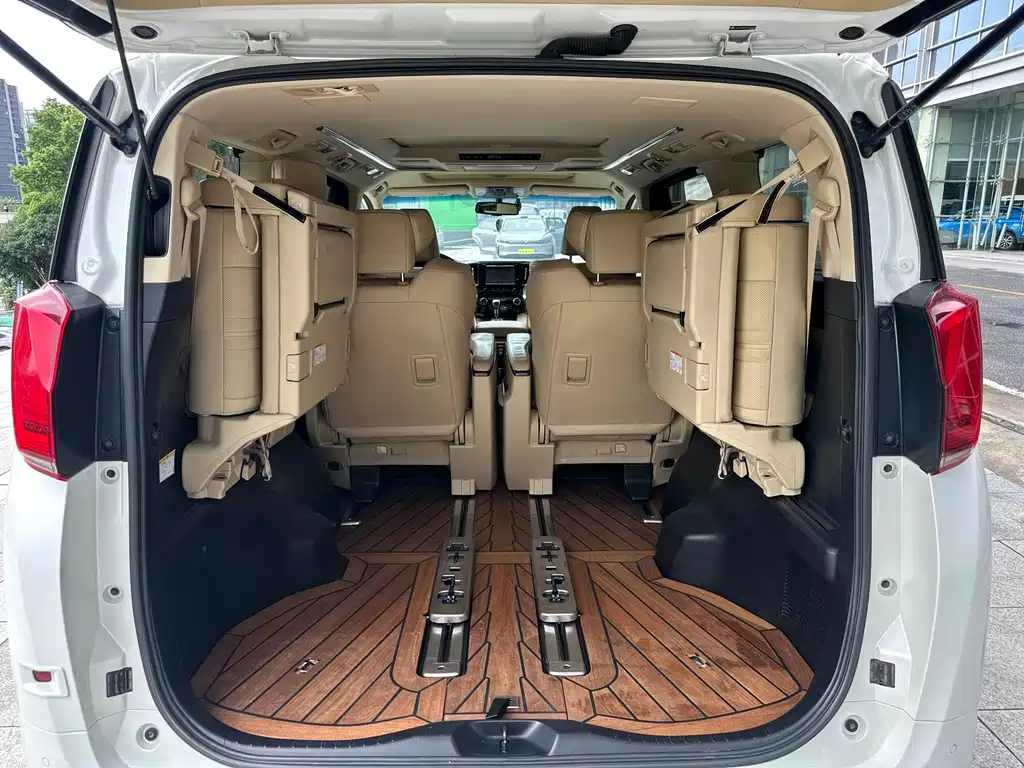 Toyota Alphard — миниатюра 14