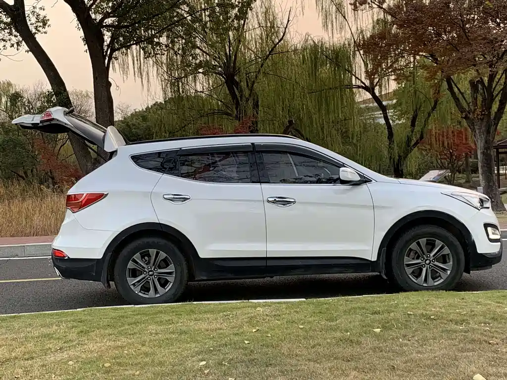 Hyundai Santa Fe 2015 2.4L AT 5 мест