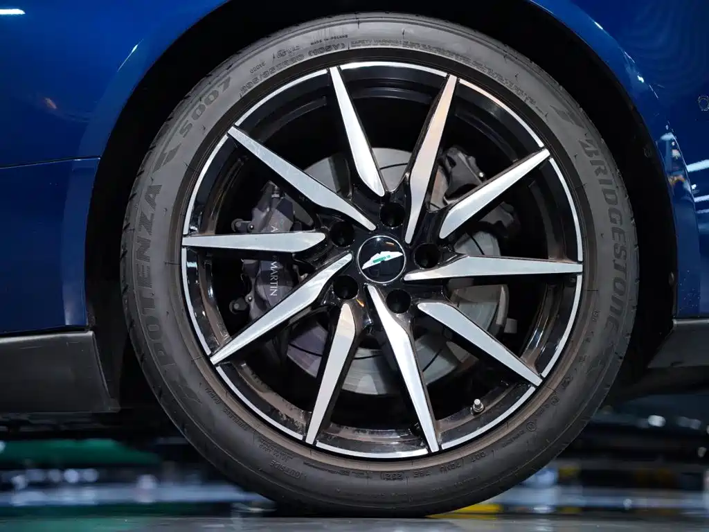 Aston Martin DB11 — миниатюра 15