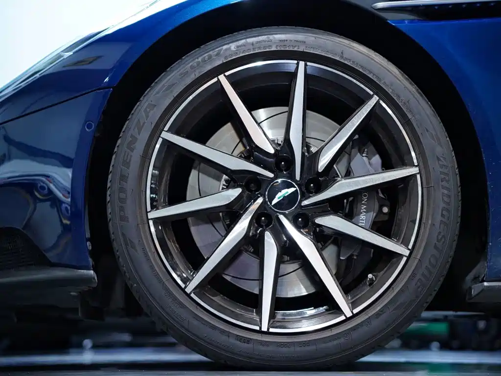 Aston Martin DB11 — миниатюра 14