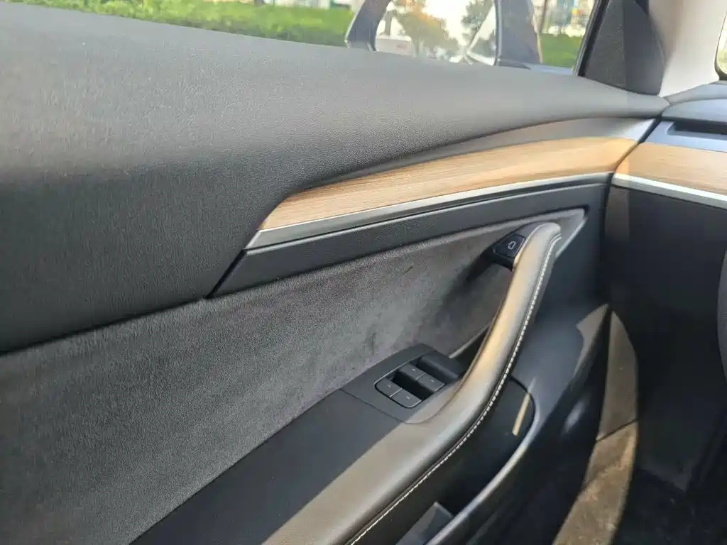 Tesla Model 3 — миниатюра 8
