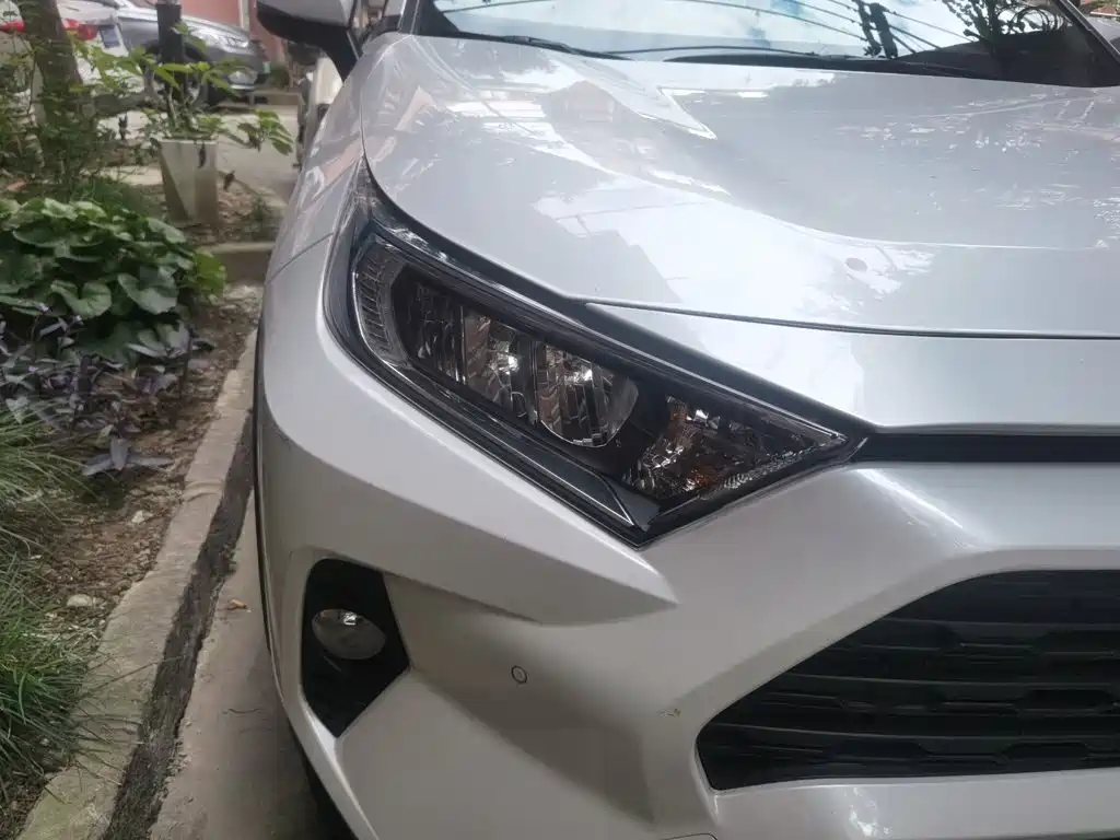 Toyota RAV4 — миниатюра 7