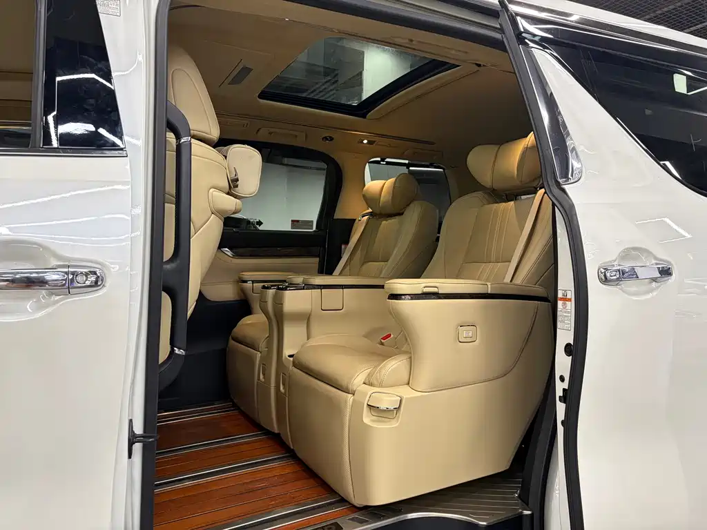 Toyota Alphard — миниатюра 5