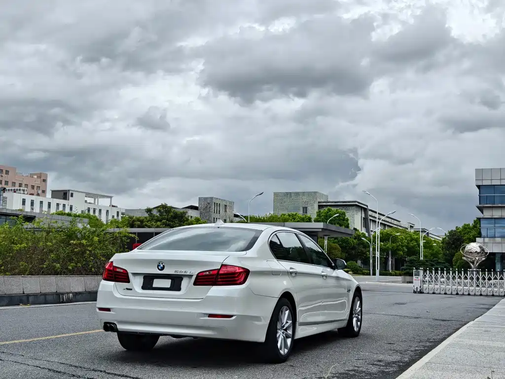 BMW 5 Series — миниатюра 9