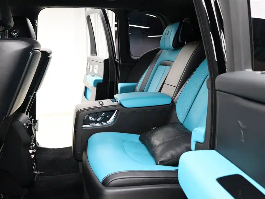 Rolls-Royce Cullinan 2024 мест