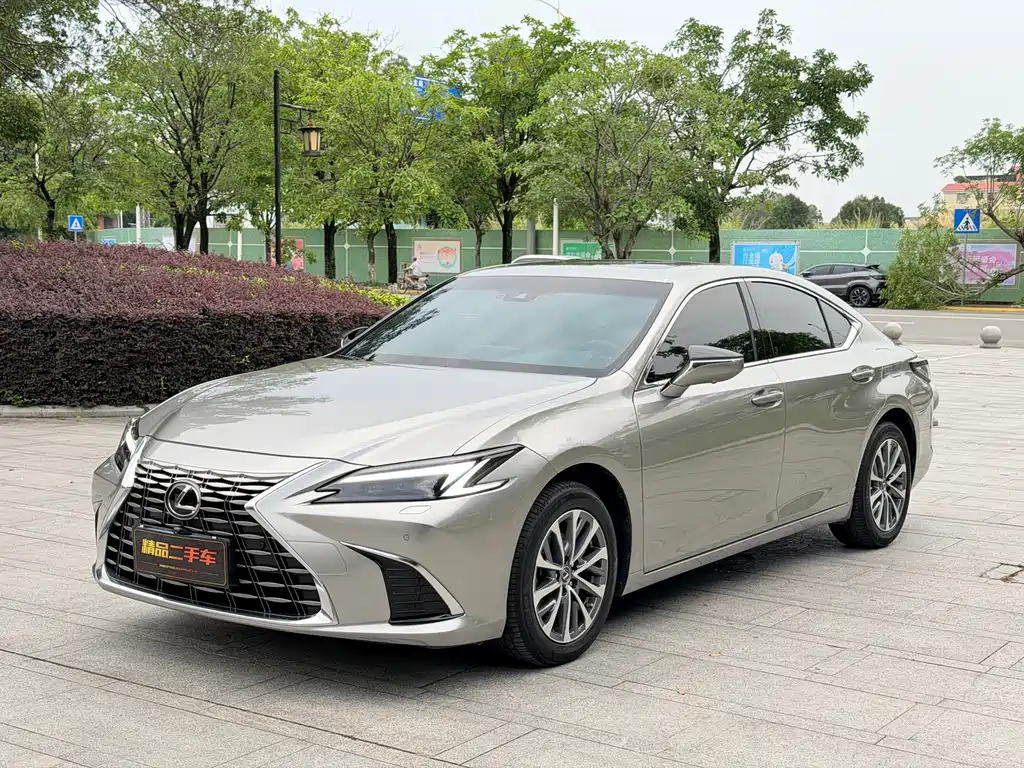 Lexus ES 2025