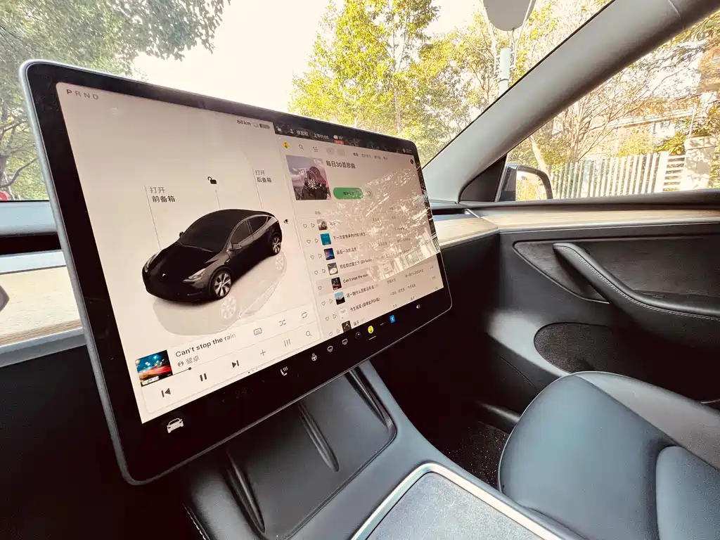 TESLA MODEL Y
