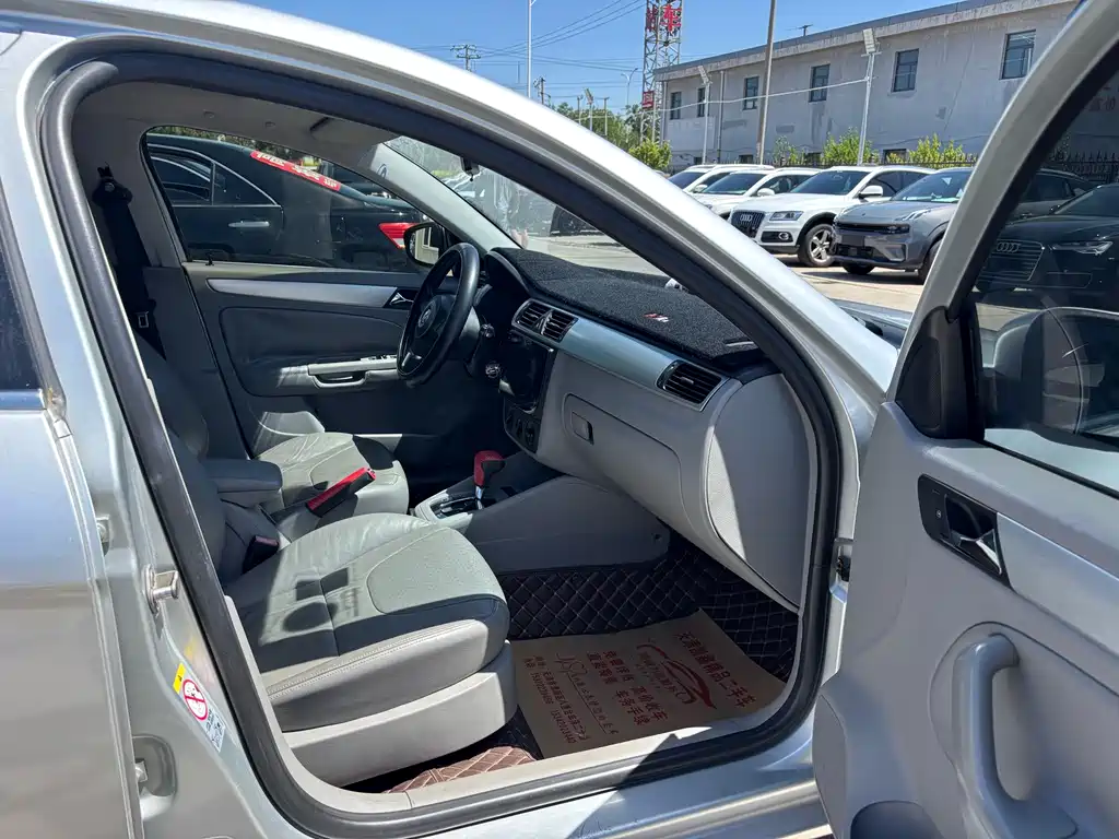 Volkswagen Bora 2011 1.6L AT Comfort
