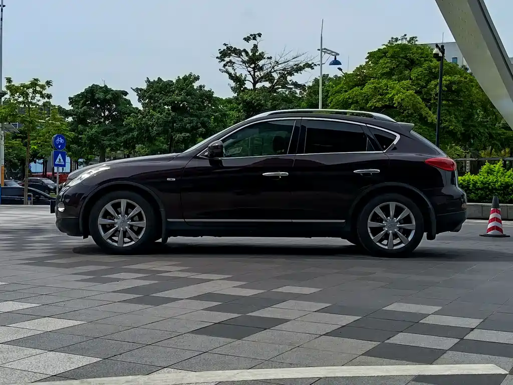 Infiniti EX — миниатюра 9