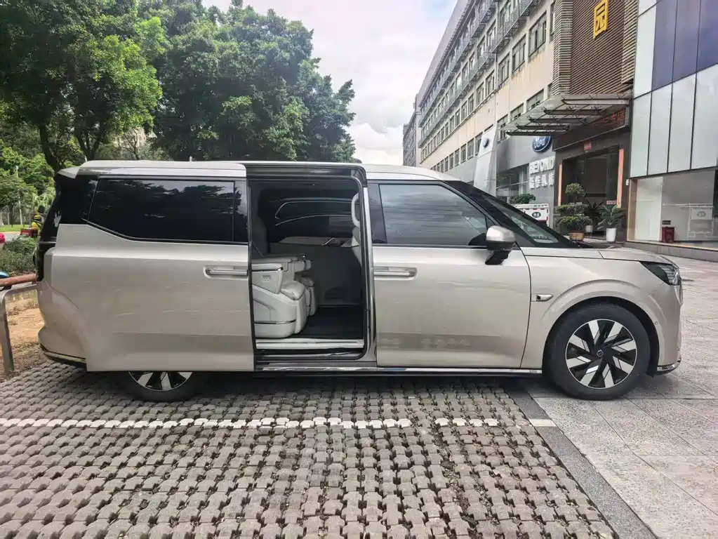 Volvo EM90 — миниатюра 8