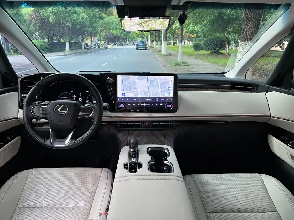 Lexus LM 2023 500h мест