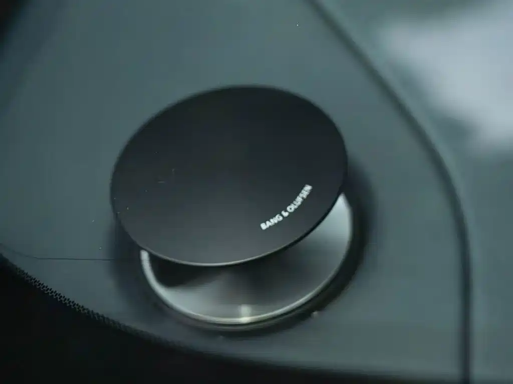 Aston Martin DB11 — миниатюра 9