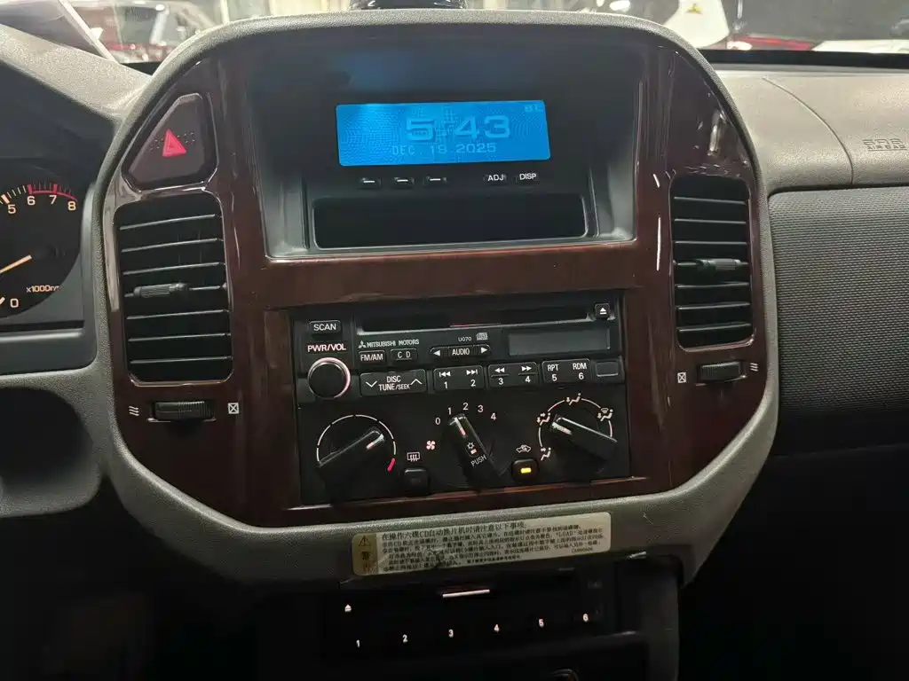 Mitsubishi Pajero — миниатюра 6