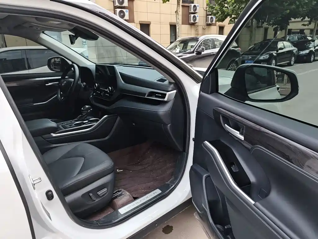 Toyota Highlander 2024 2.5L Luxury 7 мест