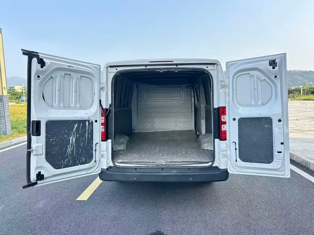 Wuling Yangguang — миниатюра 10