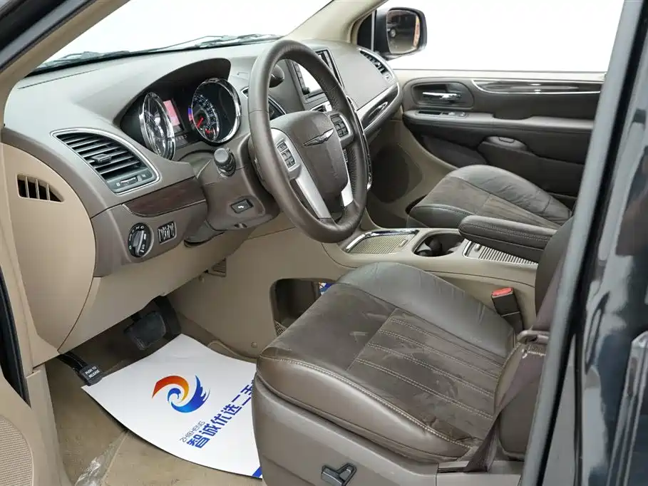 Chrysler Grand Voyager (Import) 3.6L Luxury Edition, фото 5