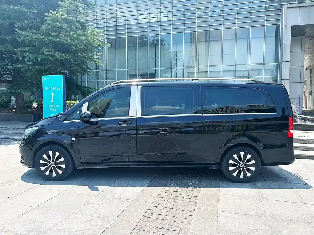 Mercedes-Benz Vito 2023 2.0T Elite 7 мест