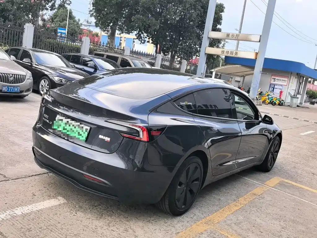 Tesla Model 3 — миниатюра 5