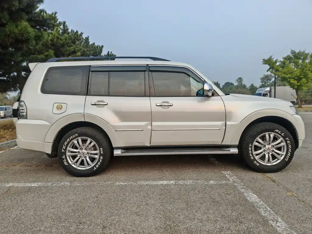 Mitsubishi Pajero (Import) — миниатюра 4