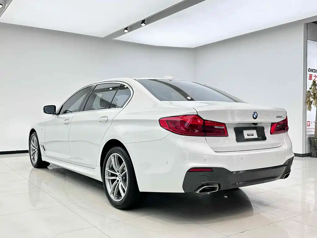 BMW 5 Series — миниатюра 9