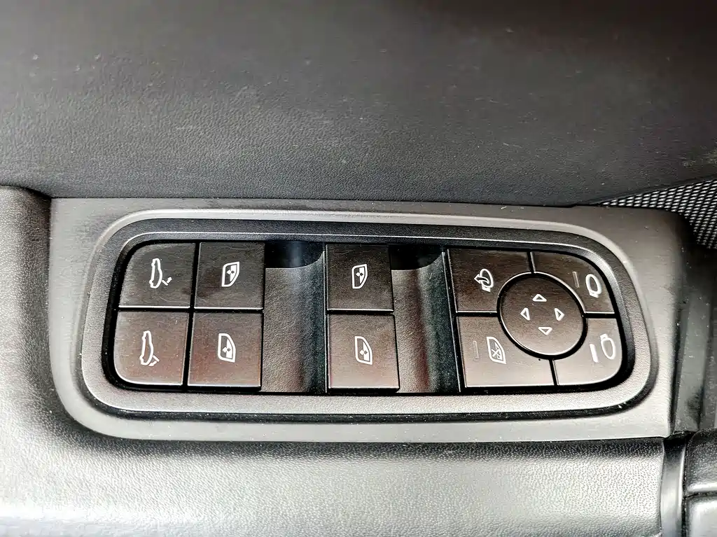 Porsche Cayenne — миниатюра 17