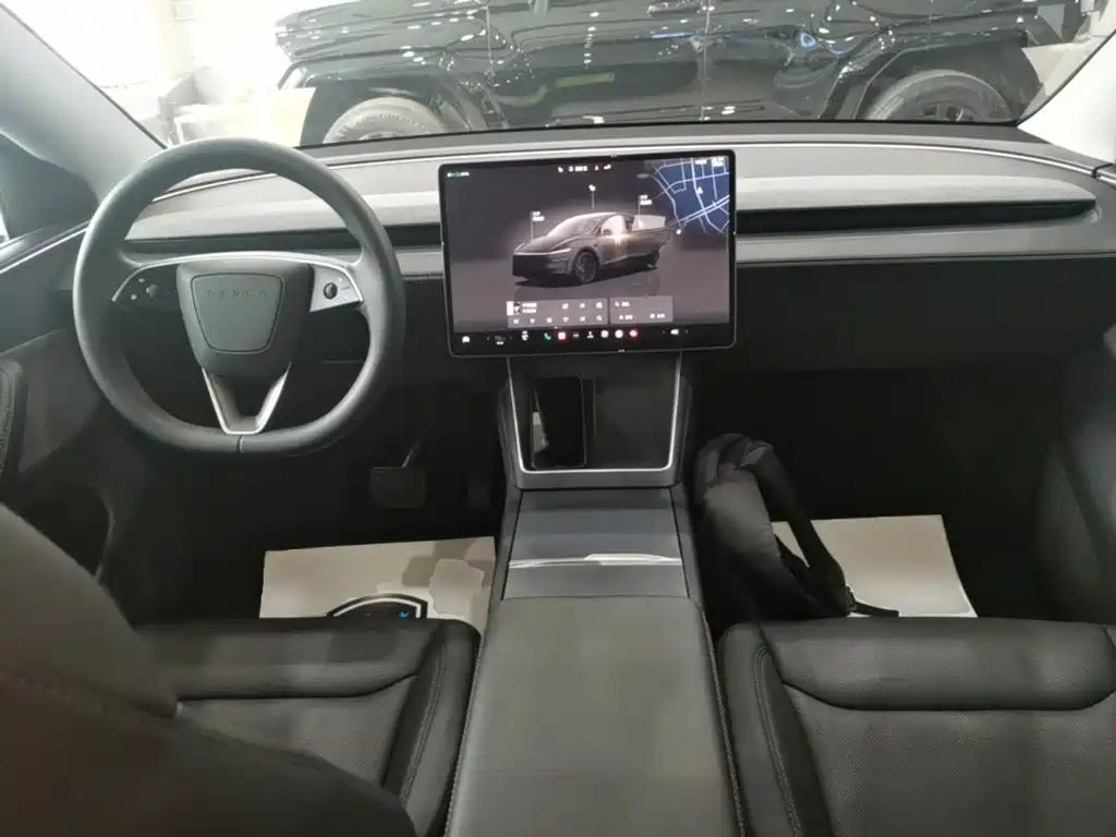 Tesla Model Y — миниатюра 10