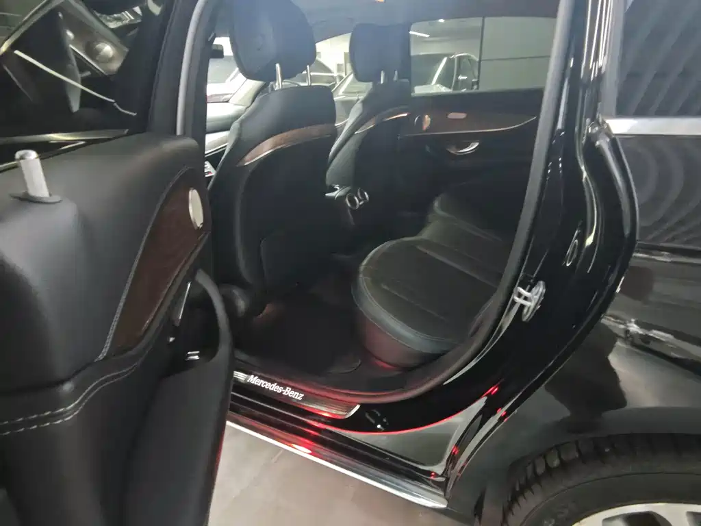 Mercedes-Benz E-Class — миниатюра 2