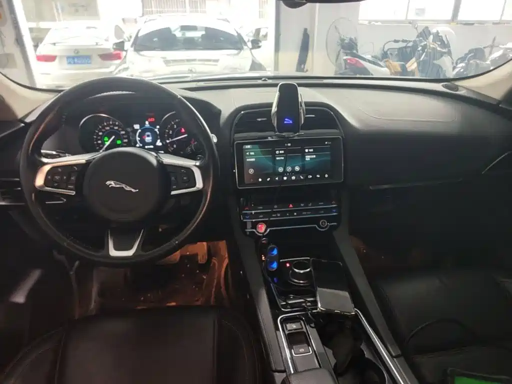 Jaguar F-PACE — миниатюра 10