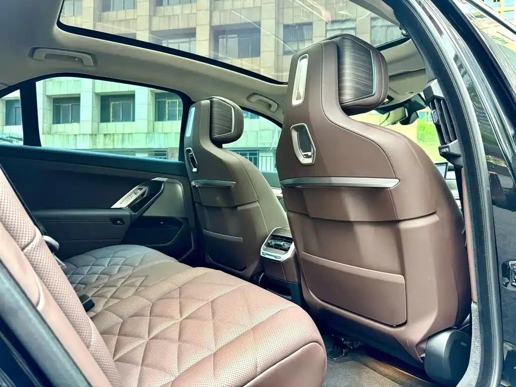 BMW 7 Series — миниатюра 5