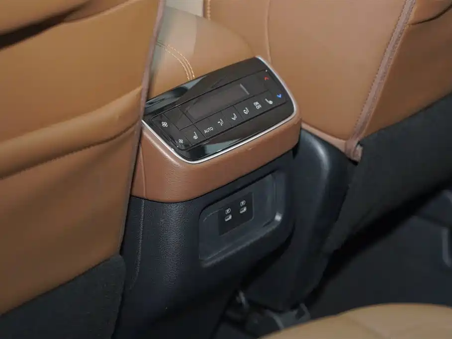 NISSAN EXPLORING THE LAND