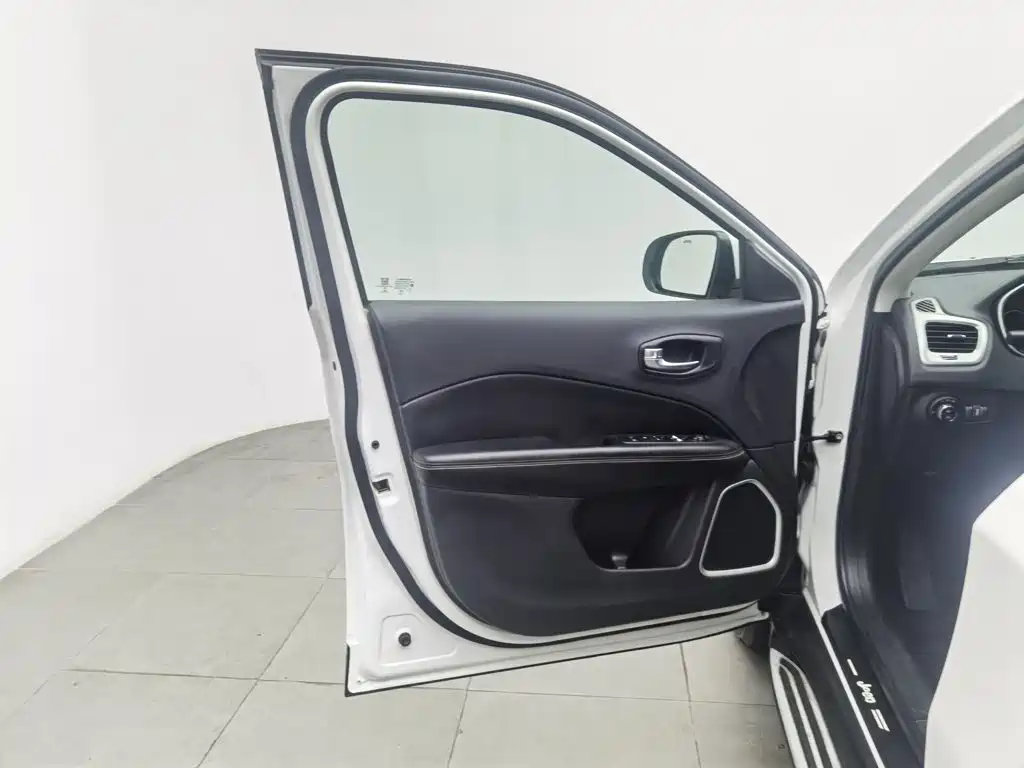 Jeep Compass — миниатюра 8