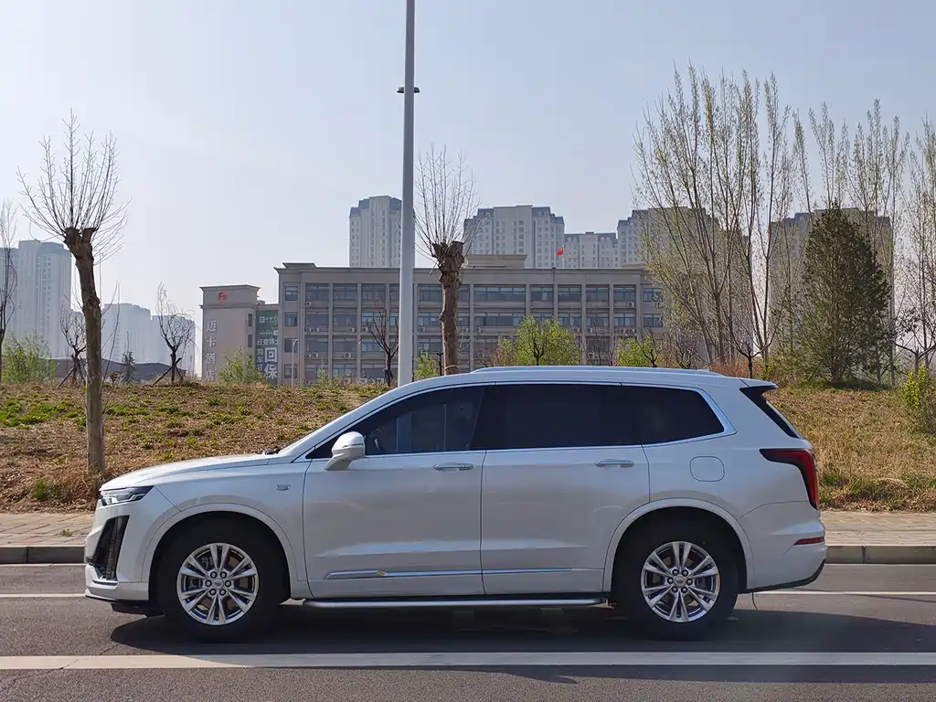 Cadillac XT6 2020 28T мест