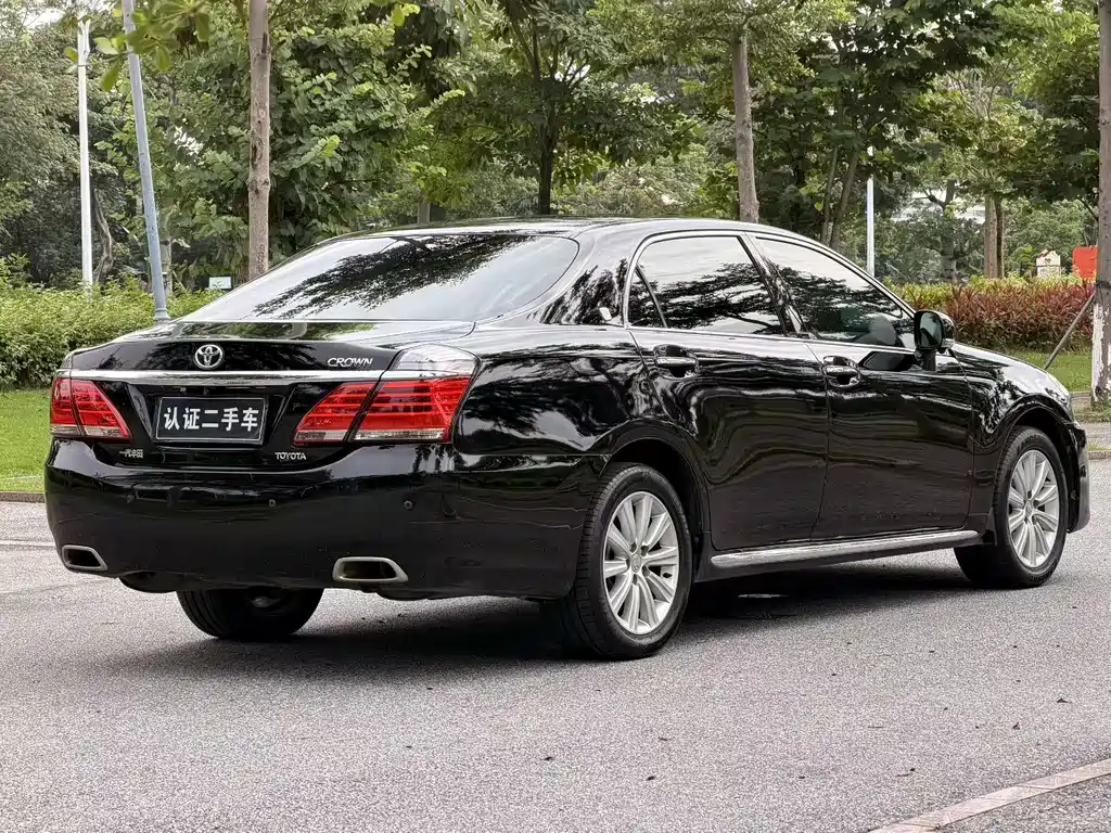 Toyota Crown — миниатюра 3