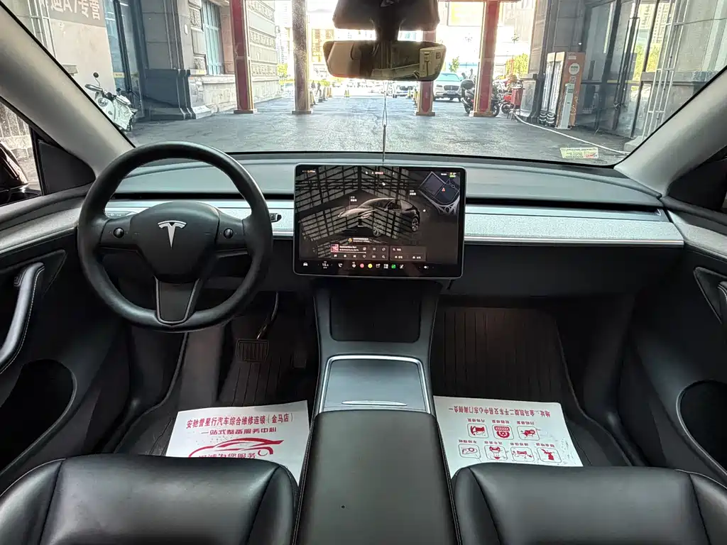 Tesla Model Y — миниатюра 8