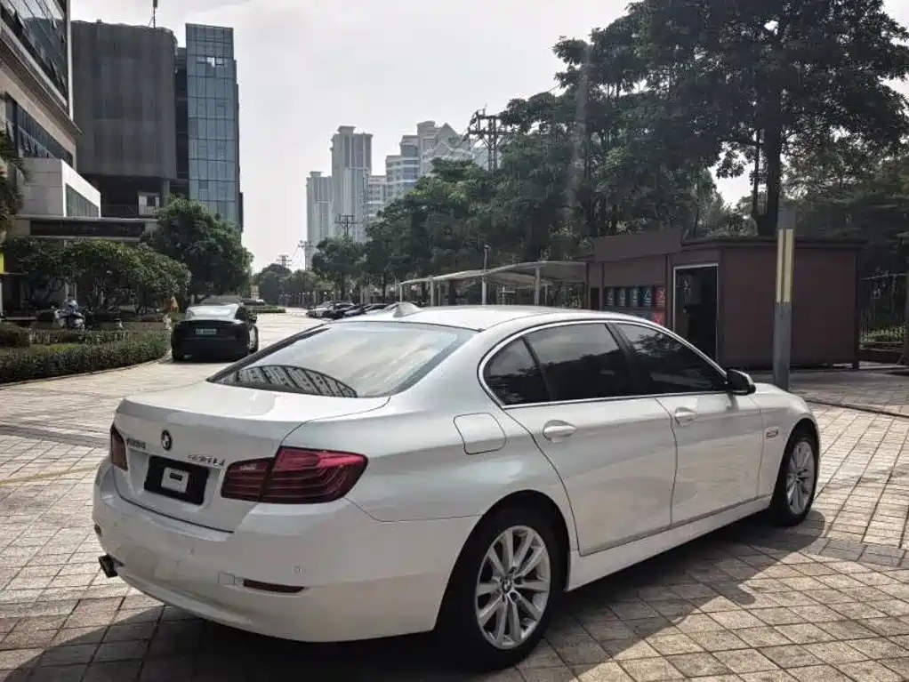 BMW 5 Series — миниатюра 6