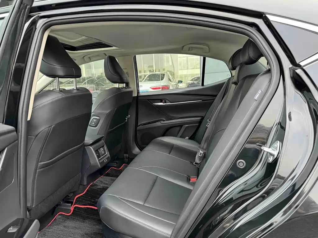 Toyota Camry — миниатюра 6