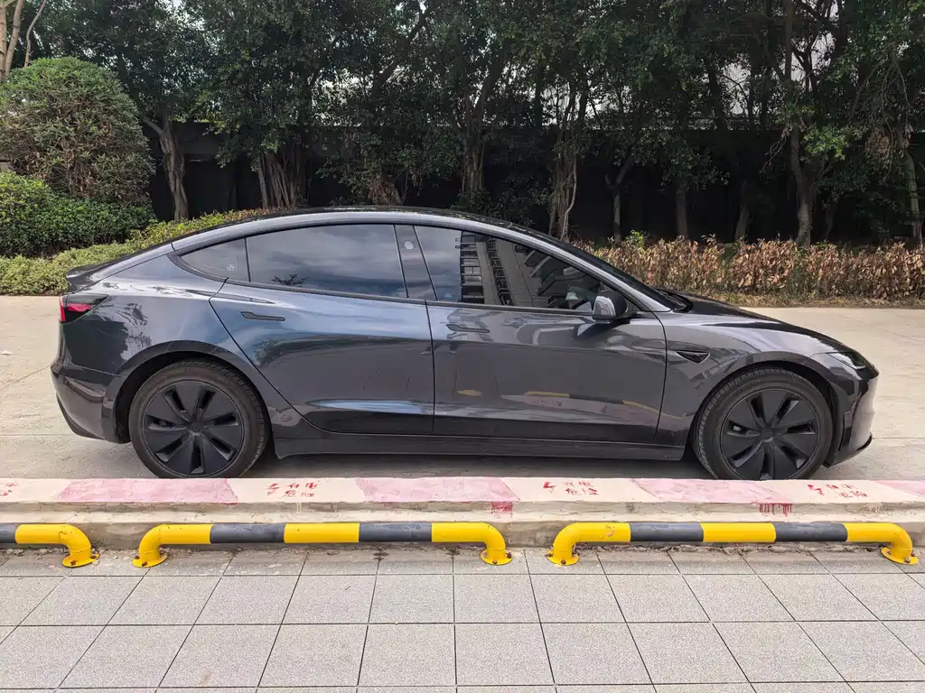 Tesla Model 3 — миниатюра 2