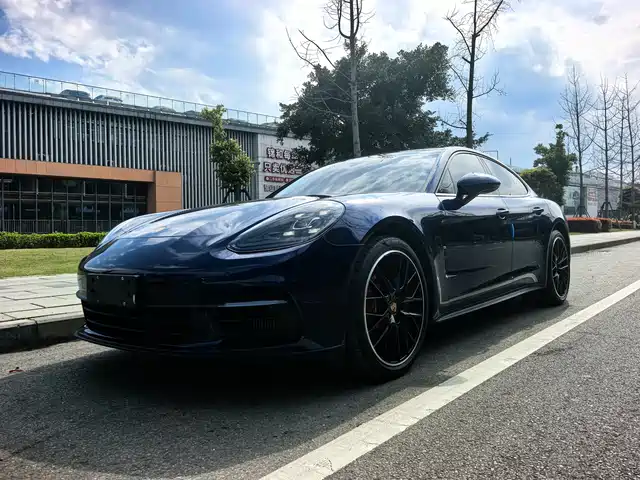PORSCHE PANAMERA