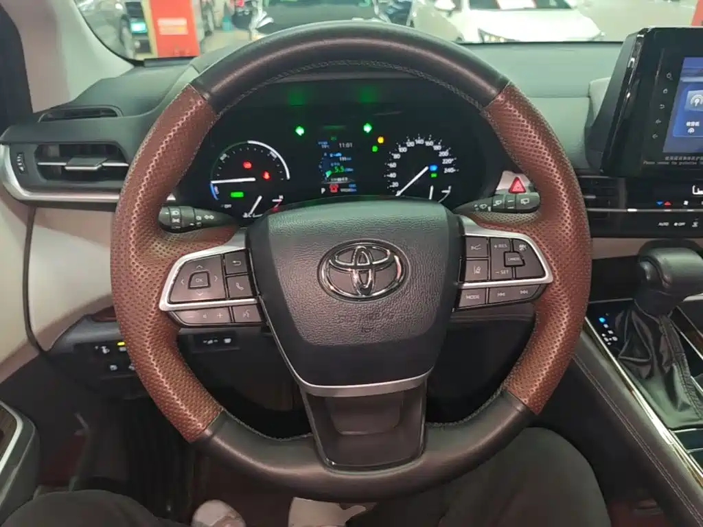 Toyota Sienna — миниатюра 11