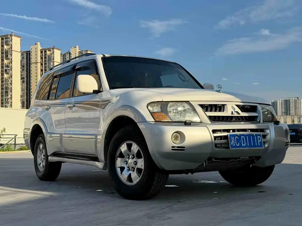 Mitsubishi Pajero — миниатюра 3