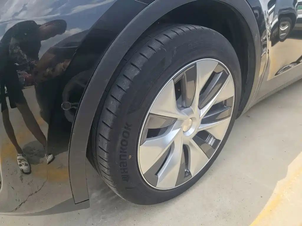 Tesla Model Y — миниатюра 18