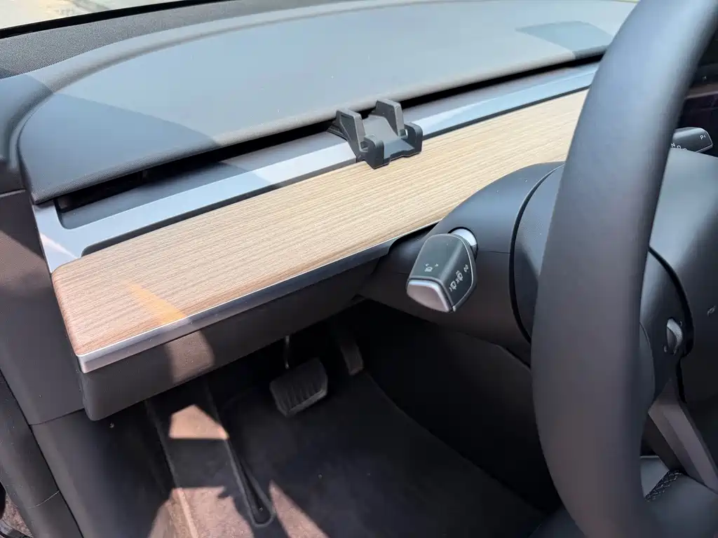 Tesla Model Y — миниатюра 8