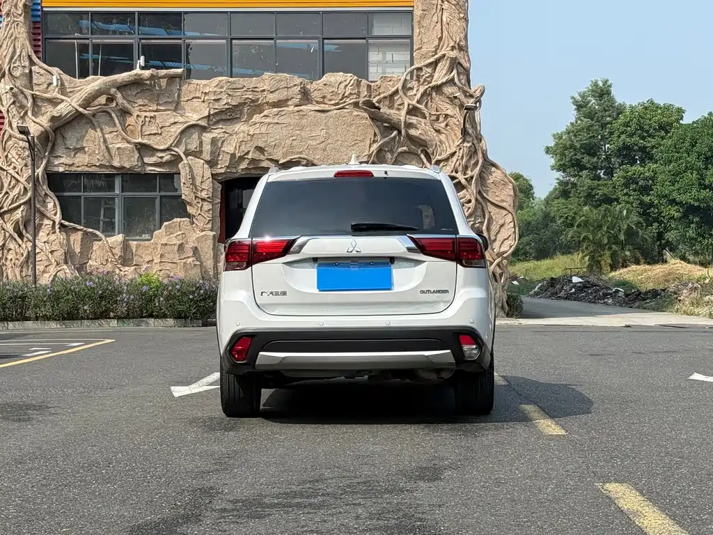 Mitsubishi Outlander — миниатюра 5