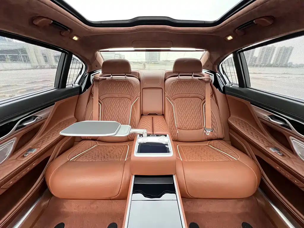 BMW 7 Series — миниатюра 10