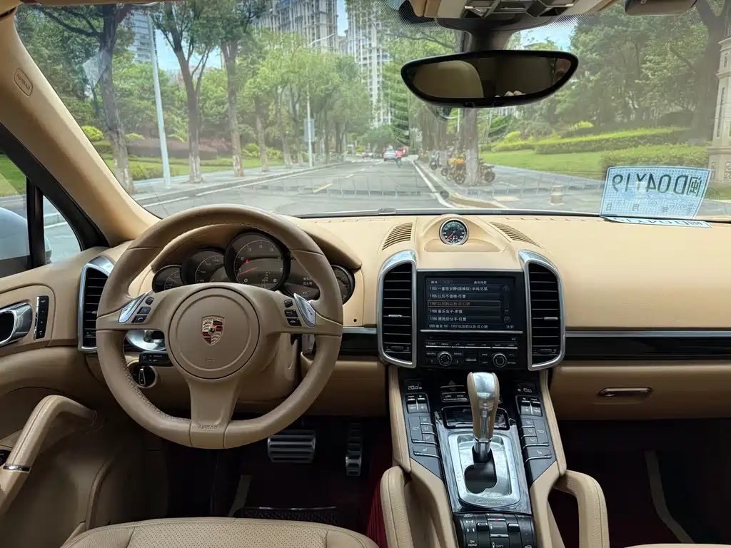 Porsche Cayenne — миниатюра 12
